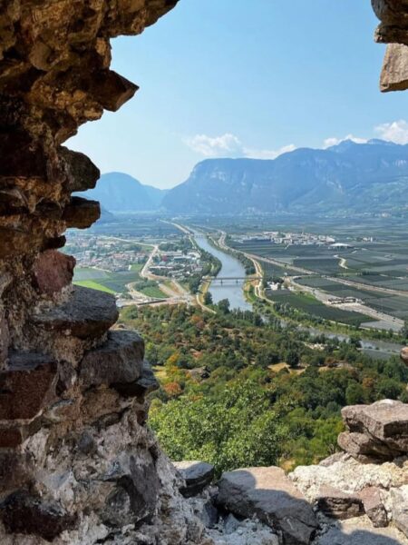 Blick auf das Unterland in Castelfeder - Wanderung für Kinder