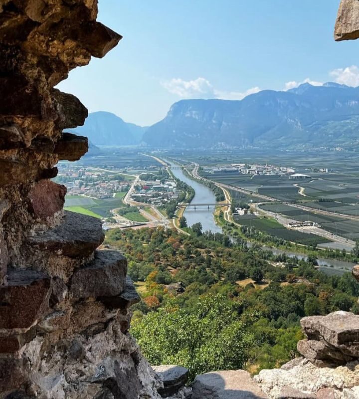 Blick auf das Unterland in Castelfeder - Wanderung für Kinder