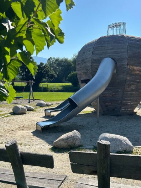 Der Riesenapfel mir Rutschen beim Apfelspielplatz in Raas, Natz-Schabs, Brixen - ein perfekter Ausflug für Familien