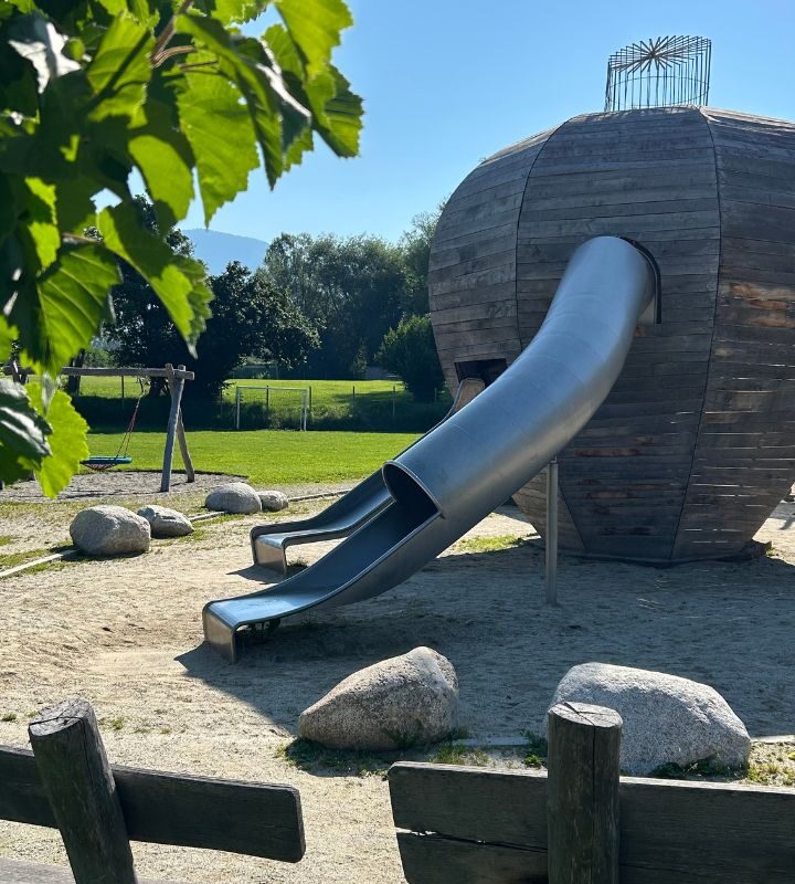 Der Riesenapfel mir Rutschen beim Apfelspielplatz in Raas, Natz-Schabs, Brixen - ein perfekter Ausflug für Familien
