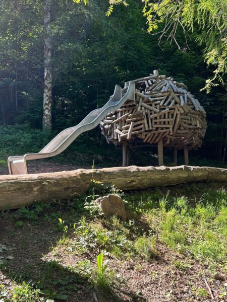 Kletterrutsche beim Waldspielplatz in Truden