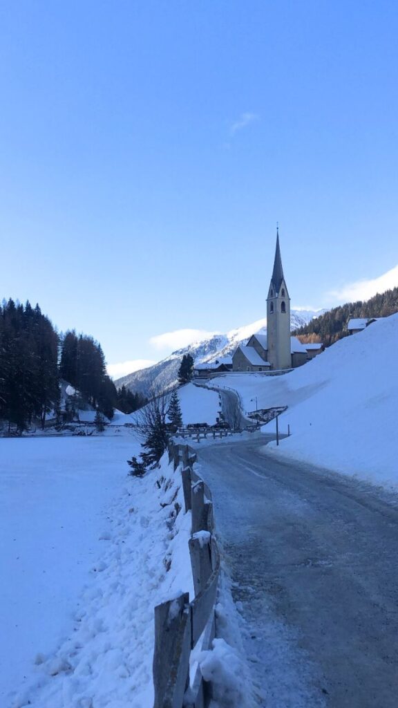 Wunderschöner Ausblick auf das Kirchlein in Durnholz
