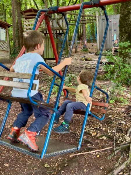Doppelschaukel beim Waldspielplatz in Eppan