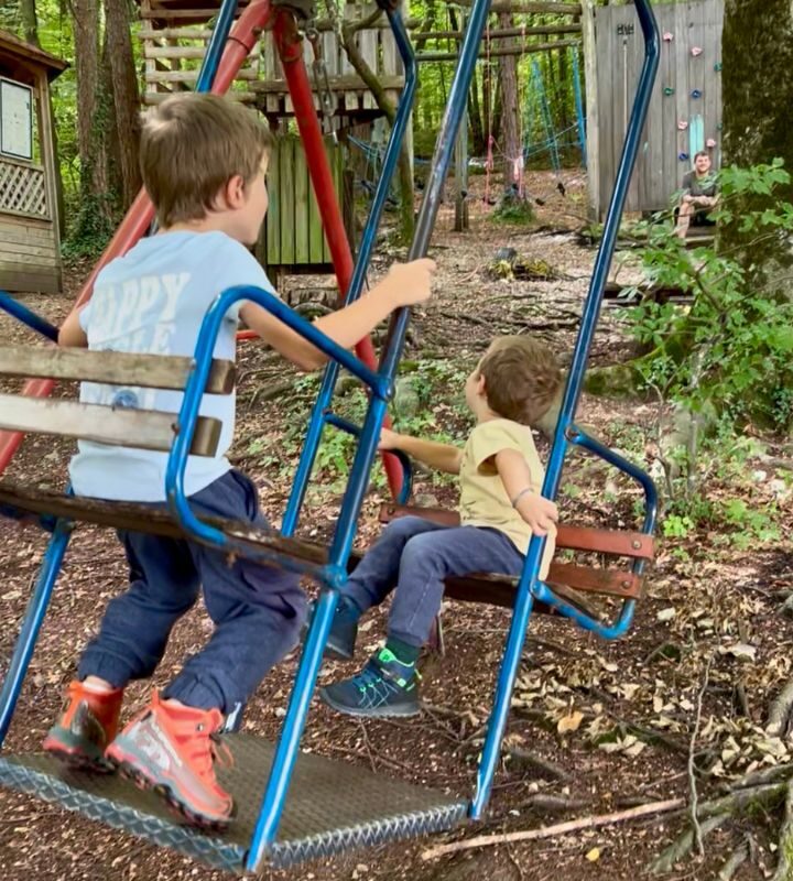Doppelschaukel beim Waldspielplatz in Eppan