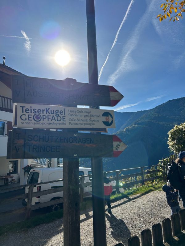 Geopfad in Teis - Erlebnisweg bei Villnöss mit Kindern (1) Hinweisschild Richtung Hügel und Schützengraben