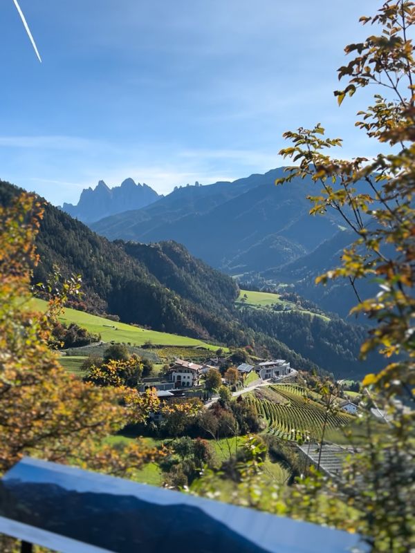 Geopfad in Teis - Erlebnisweg bei Villnöss mit Kindern (14) Panorama auf das Villnösstal und die Dolomiten