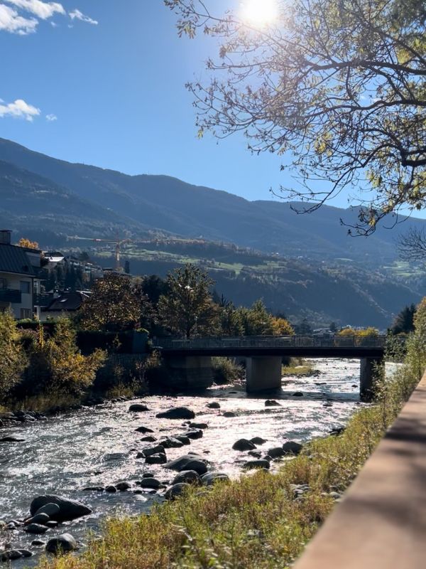 Wanderung von Brixen am Eisack entlang zum Kloster Neustift - Bistro Frischluft (2) Wanderung entlang des Eisackufers bei Brixen mit Kindern