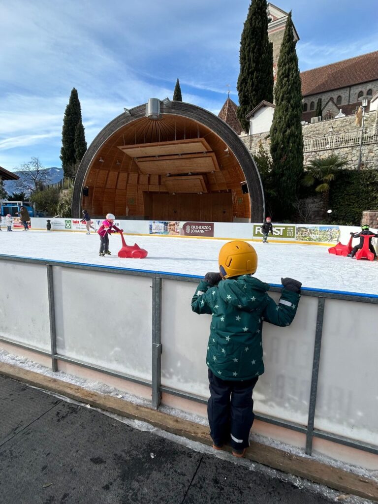 Eislaufen Schenna bei Meran mit Kindern in Südtirol (11)