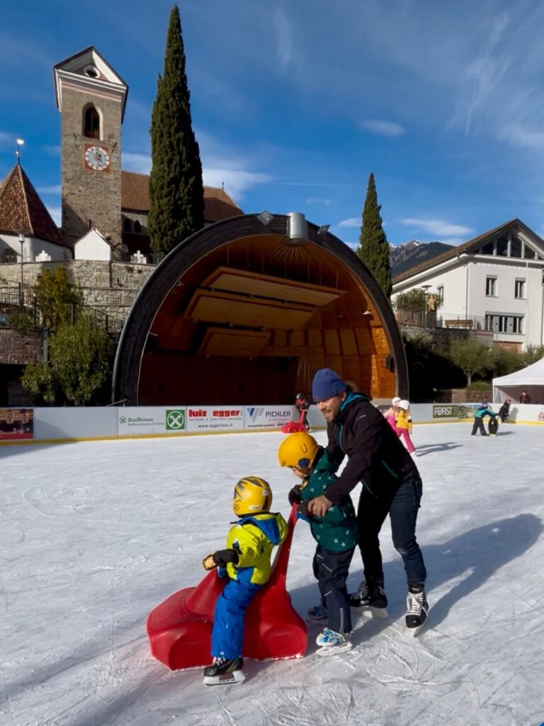 Eislaufen Schenna bei Meran mit Kindern in Südtirol (3) Eislaufen in Schenna bei Meran (Südtirol)