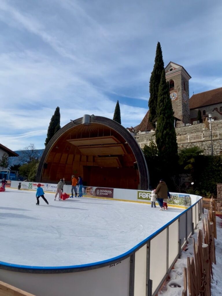 Eislaufen Schenna bei Meran mit Kindern in Südtirol (6) Eislaufen in Schenna bei Meran (Südtirol)