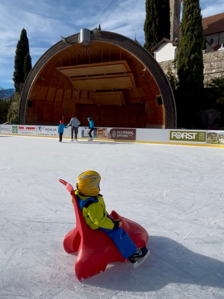 Eislaufen Schenna bei Meran mit Kindern in Südtirol (7) Eislaufen in Schenna bei Meran (Südtirol)