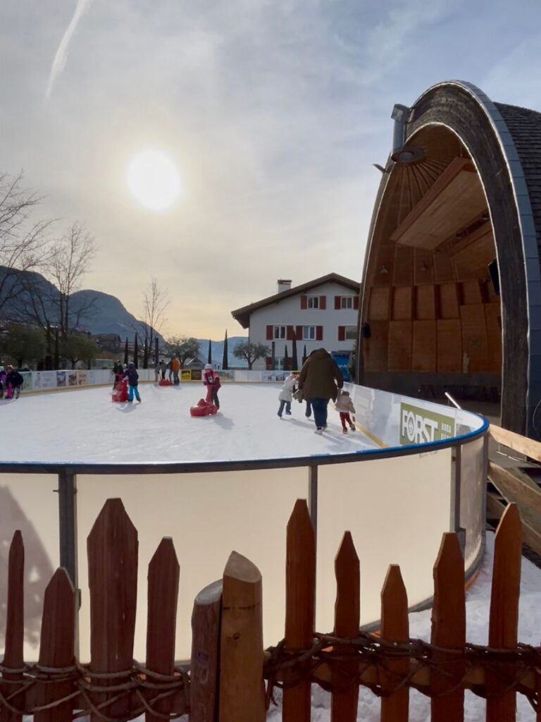 Eislaufen Schenna bei Meran mit Kindern in Südtirol (8) Eislaufen in Schenna bei Meran (Südtirol)
