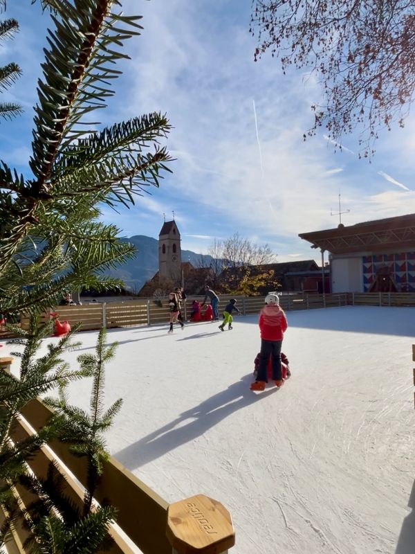 EIlsaufen in Marling mit Kindern in Südtirol (10) Eislaufen in Marling bei Meran in Südtirol mit Kindern