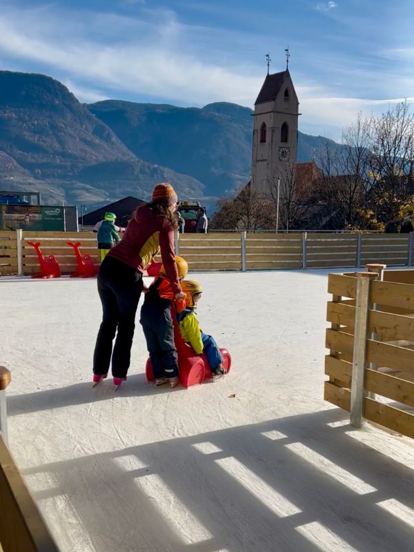 Eislaufen in Marling bei Meran in Südtirol mit Kindern