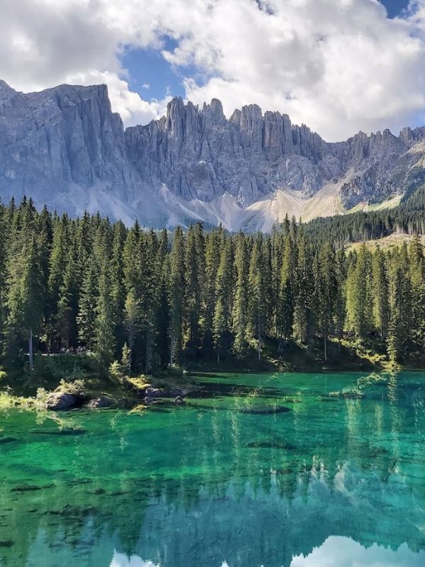 Karersee _Wanderung_Dolomiten_Südtirol mit Kindern (1) Der Karersee in den Dolomiten im Sommer - Südtirol Wanderung mit Kindern