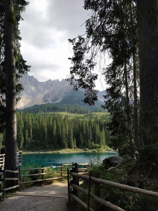 Karersee _Wanderung_Dolomiten_Südtirol mit Kindern (3) Der Karersee in den Dolomiten im Sommer - Südtirol Wanderung mit Kindern