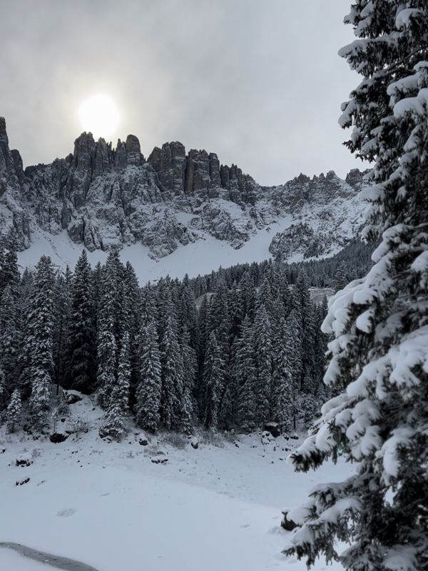 Der Karersee in den Dolomiten im Winter - Südtirol Wanderung mit Kindern
