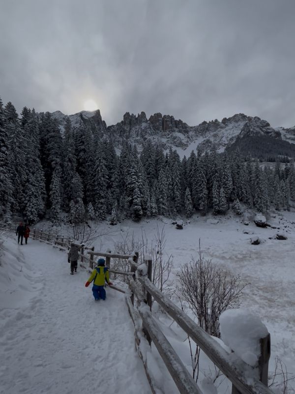 Karersee _Wanderung_Dolomiten_Südtirol mit Kindern_Winter (14) Der Karersee in den Dolomiten im Winter - Südtirol Wanderung mit Kindern