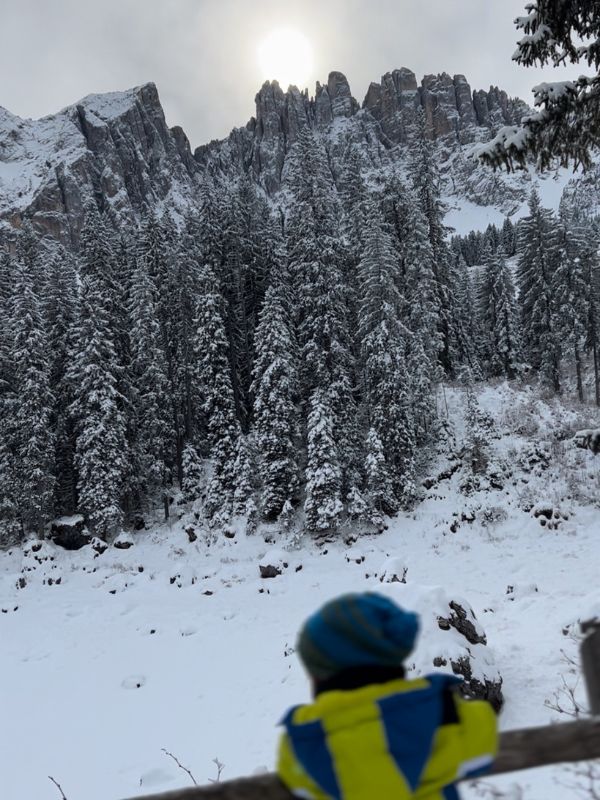 Karersee _Wanderung_Dolomiten_Südtirol mit Kindern_Winter (4) Der Karersee in den Dolomiten im Winter - Südtirol Wanderung mit Kindern