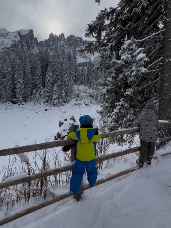 Karersee _Wanderung_Dolomiten_Südtirol mit Kindern_Winter (5) Der Karersee in den Dolomiten im Winter - Südtirol Wanderung mit Kindern