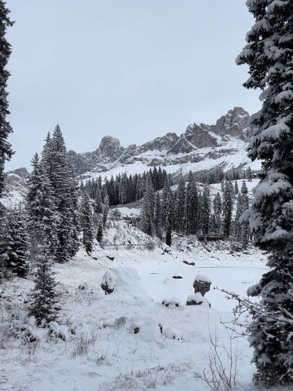 Karersee _Wanderung_Dolomiten_Südtirol mit Kindern_Winter (6) Der Karersee in den Dolomiten im Winter - Südtirol Wanderung mit Kindern