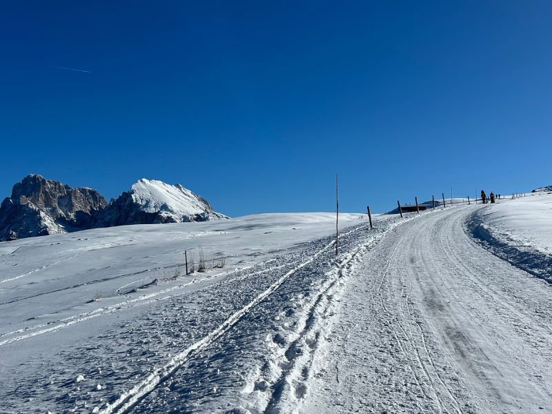 Wanderung Seiser Alm mit Kinder - zur Laurin Hütte mit Dolomitenblick (2) Die Seiser Alm im Winter - Wanderung zu Laurinhütte mit Kindern