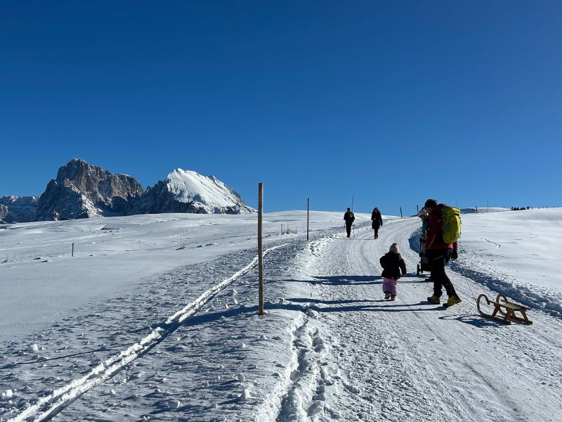 Wanderung Seiser Alm mit Kinder - zur Laurin Hütte mit Dolomitenblick (4) Die Seiser Alm im Winter - Wanderung zu Laurinhütte mit Kindern