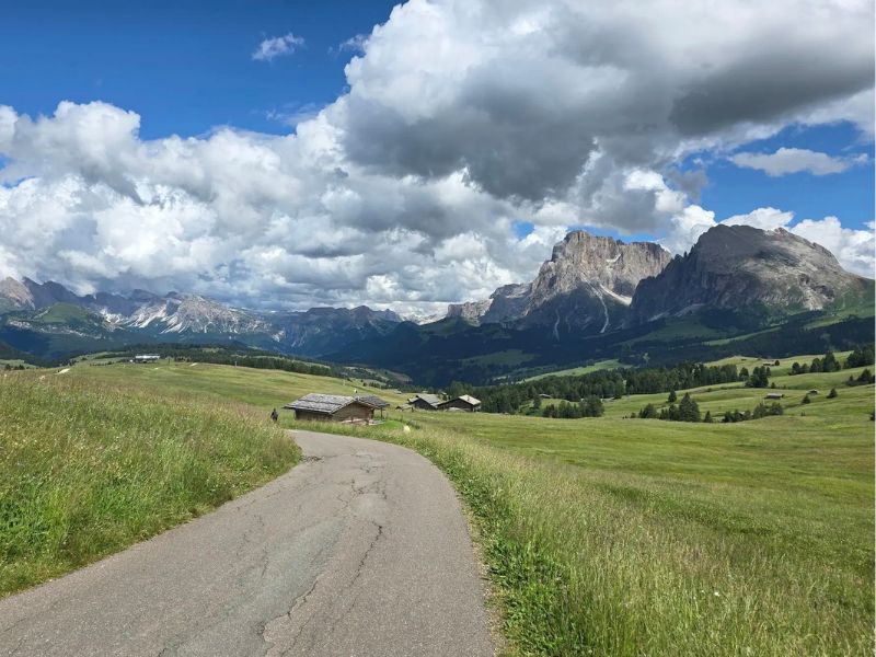 Wanderung Seiser Alm mit Kinder - zur Laurin Hütte mit Dolomitenblick (6) Die Seiser Alm im Sommer - Wanderung zu Laurinhütte mit Kindern