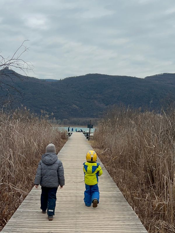 Eislaufen auf dem Kalterer See in Südtirol im Winter