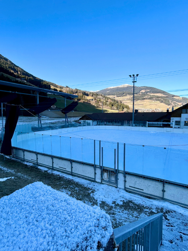 Eislaufen in der Sportzone Labnes in Sarnthein