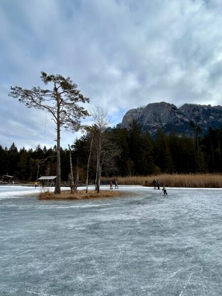 Eislaufen auf dem Völser Weiher im Winter