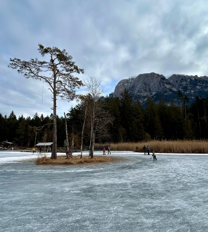 Eislaufen auf dem Völser Weiher im Winter
