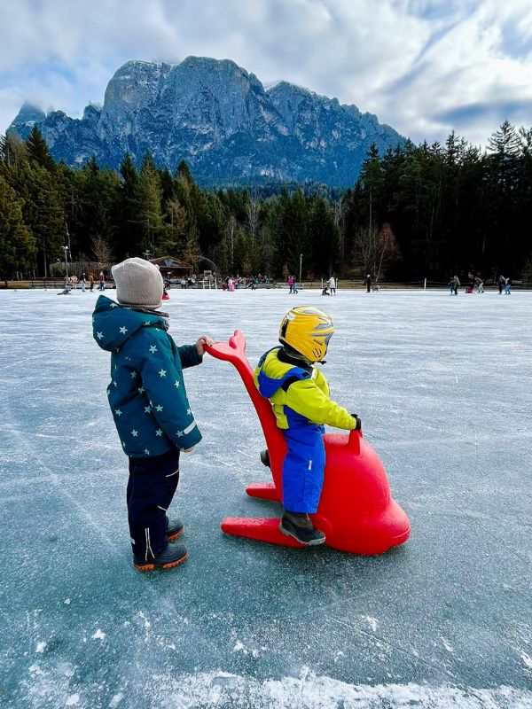 Eislaufen am Völser Weiher in Südtirol