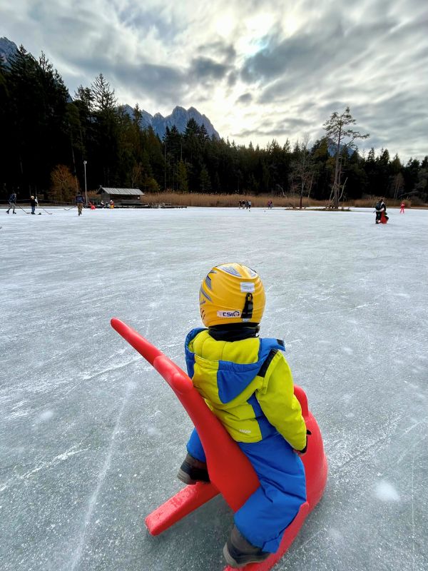 Eislaufen am Völser Weiher in Südtirol