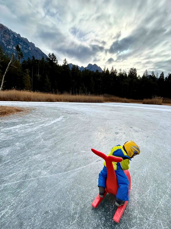 Eislaufen am Völser Weiher in Südtirol