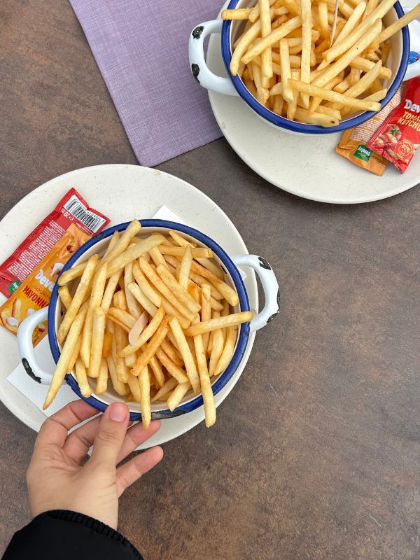 Eislaufen am Völser Weiher in Südtirol