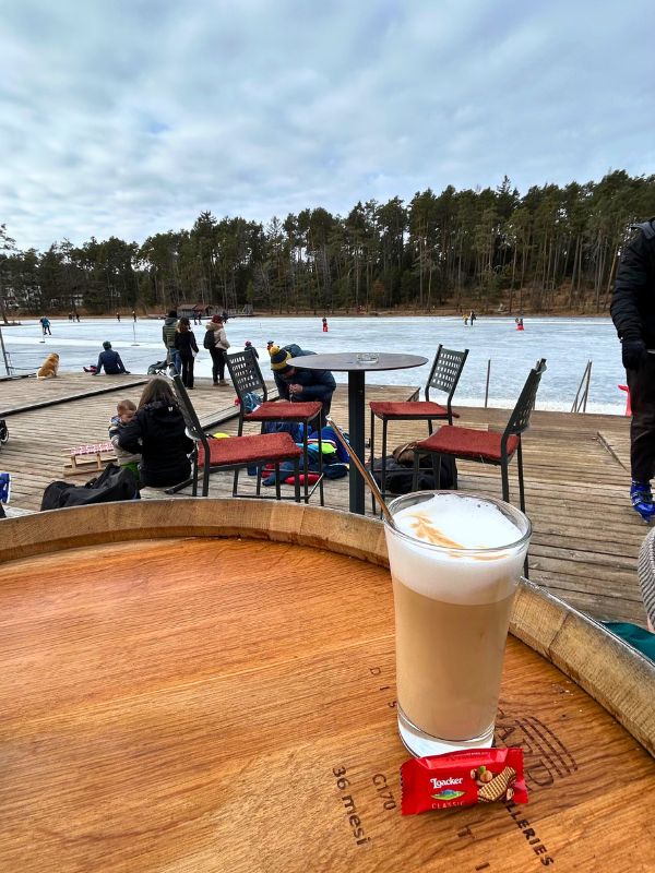 Eislaufen am Völser Weiher in Südtirol