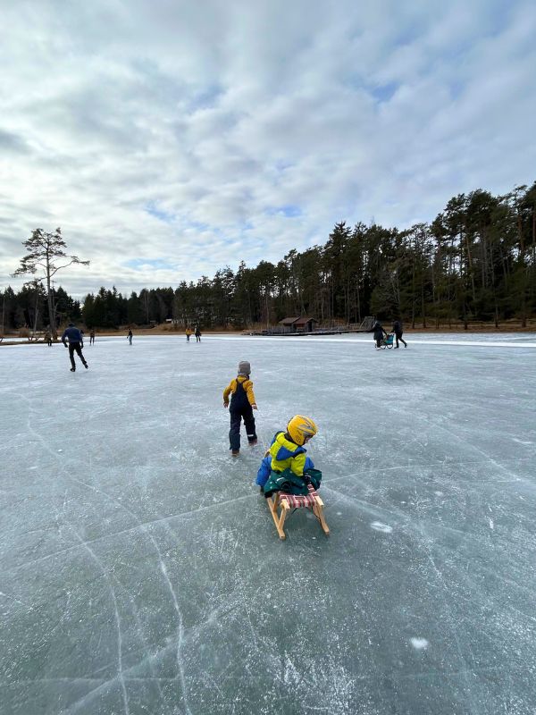 Eislaufen am Völser Weiher in Südtirol