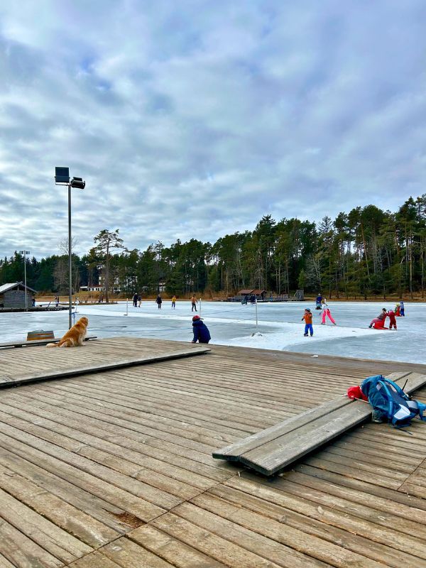 Eislaufen am Völser Weiher in Südtirol