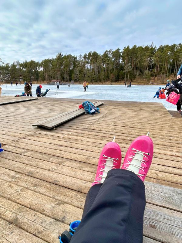 Eislaufen am Völser Weiher in Südtirol