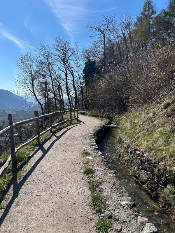 Marlinger Waalweg_Wanderung mit Kindern bei Meran in Südtirol (2) Der Marlinger Waalweg im Frühling