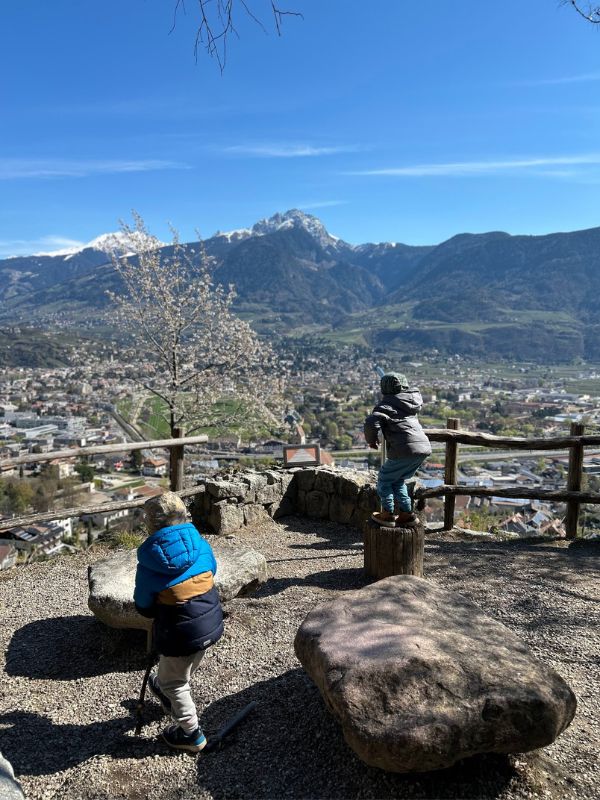 Marlinger Waalweg_Wanderung mit Kindern bei Meran in Südtirol (3) Der Marlinger Waalweg im Frühling
