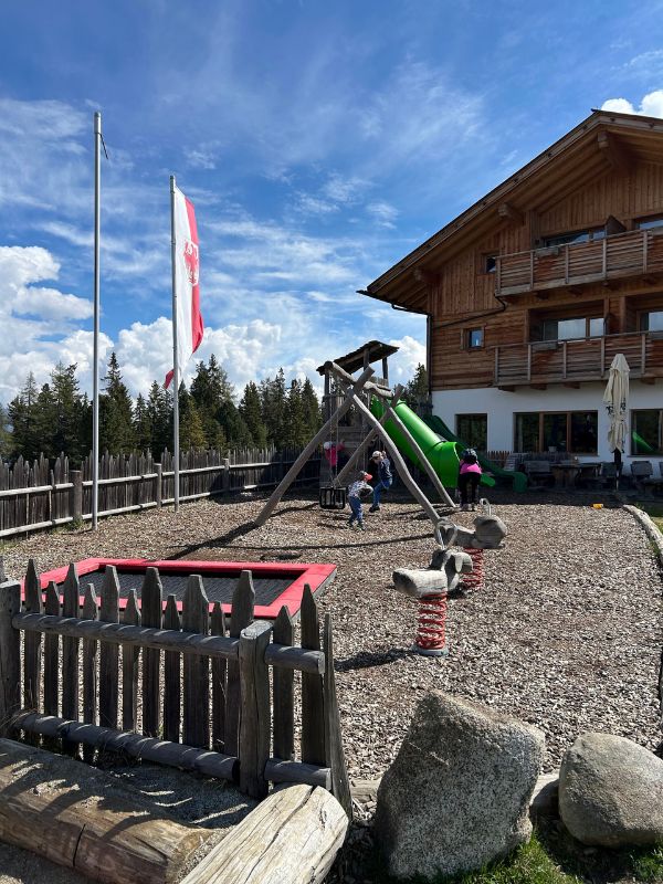 Naturhotel Runa_Rodenecker Alm_Ronerhütte (4) Rodenecker-Lüsner Alm Wanderung mit Kindern zur Ronerhütte