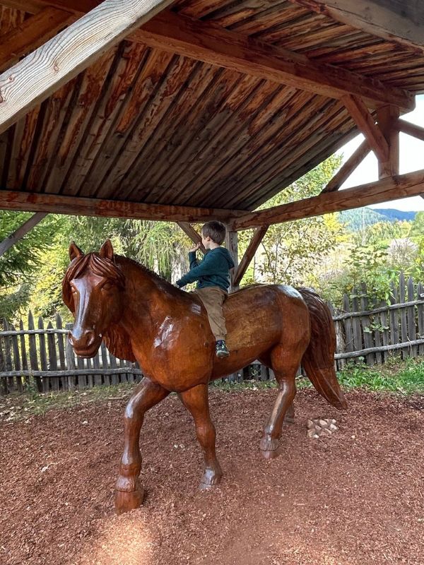 Haflinger Erlebnisweg_Hafling bei Meran_Wanderung mit dem Kinderwagen (1) Haflinger Erlebnisweg_Wanderung mit dem Kinderwagen bei Meran